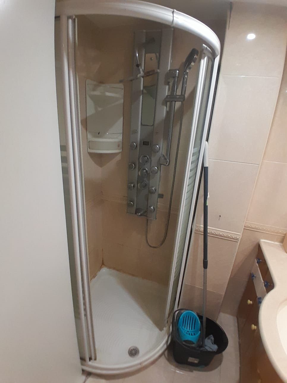 Baño antes de la reforma, con ducha de hidromasaje antigua