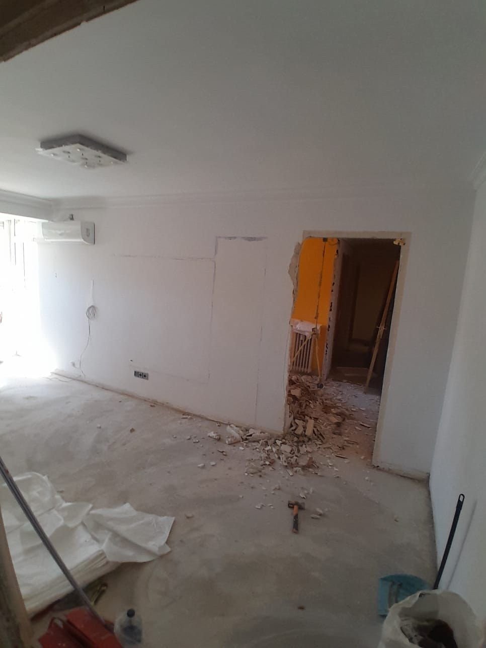 Salón en demolición durante una reforma integral