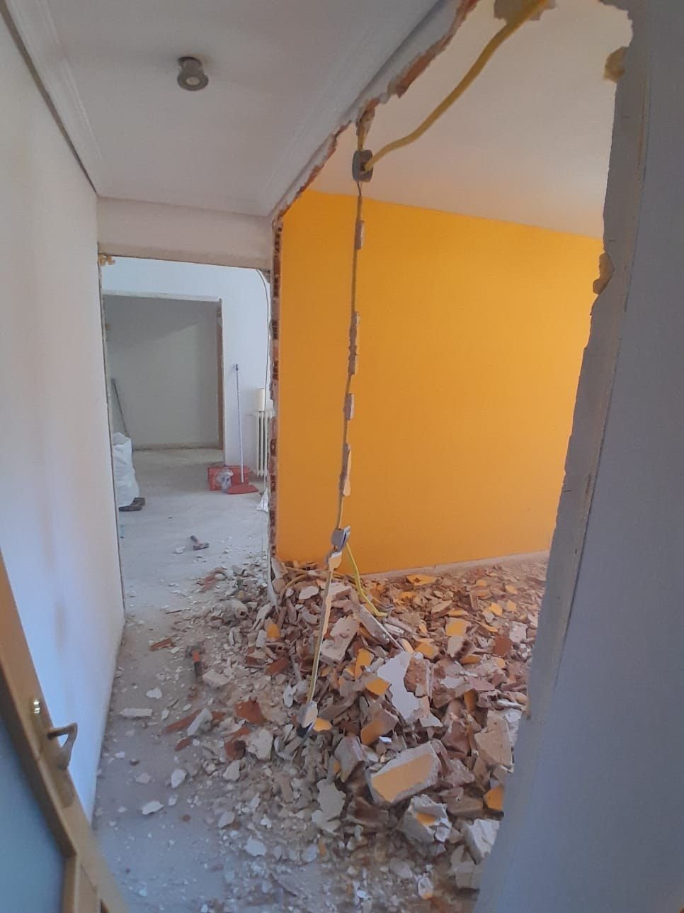 Tabique de ladrillo derribado y escombro en el suelo