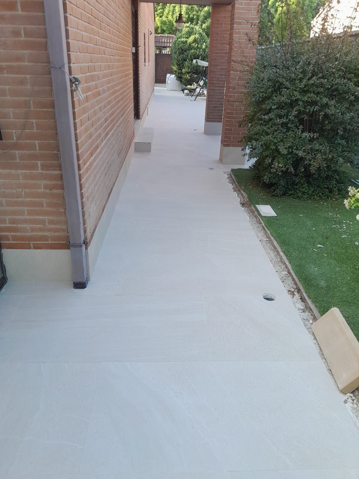 Camino exterior de chalet terminado en porcelánico