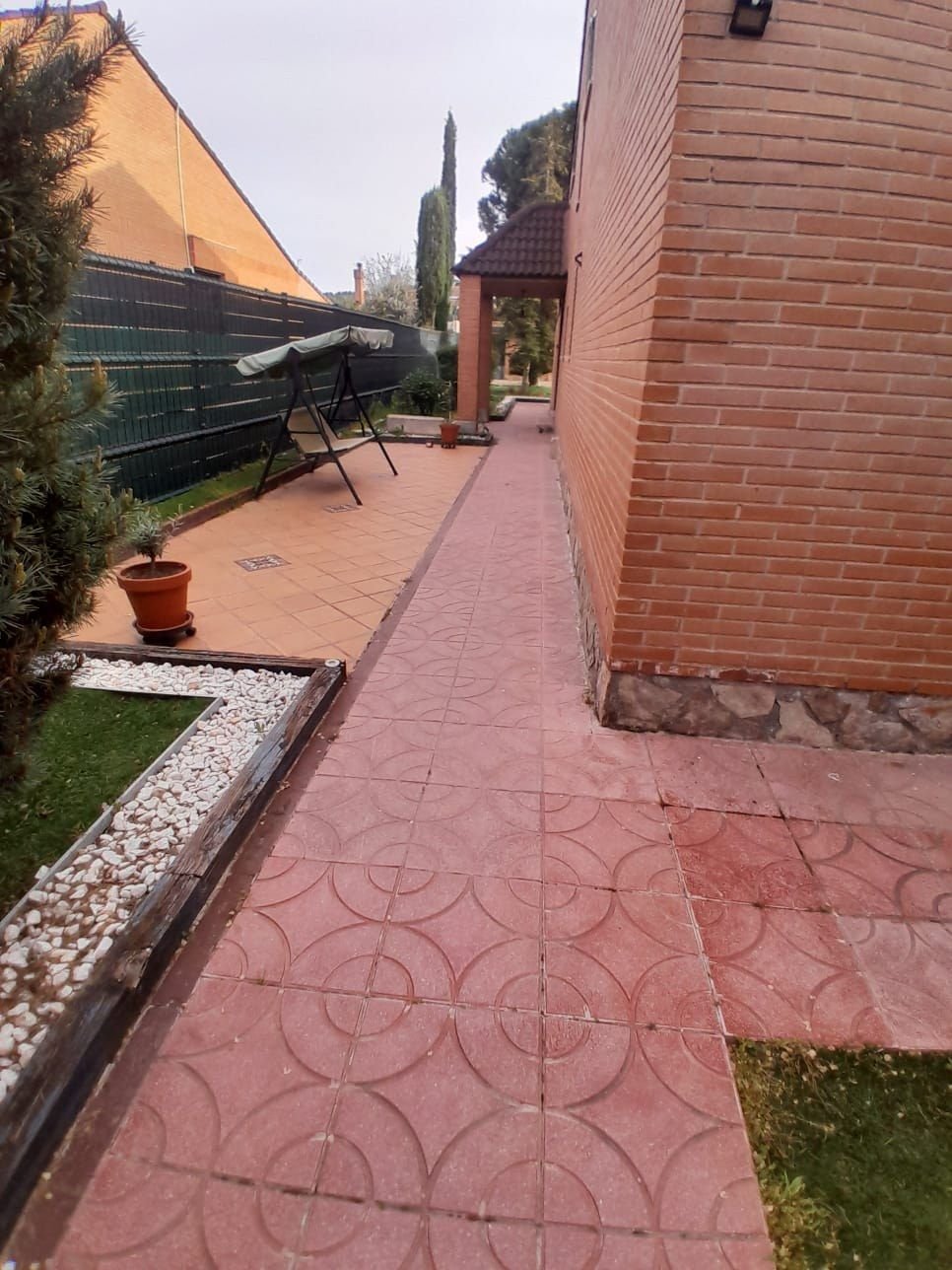 Pavimento exterior antiguo de baldosa roja, antes de la obra
