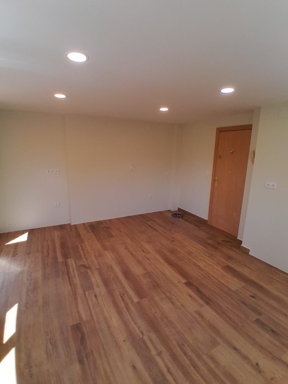 Detalle de suelo de madera junto a una puerta