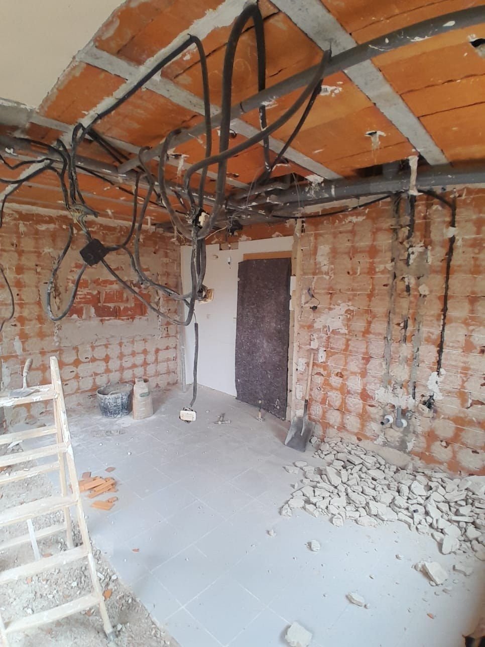 Cableado antiguo a la vista durante la demolición de la cocina