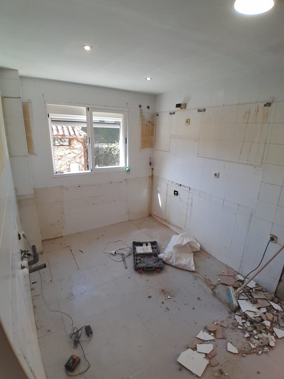 Cocina desmontada antes de la reforma