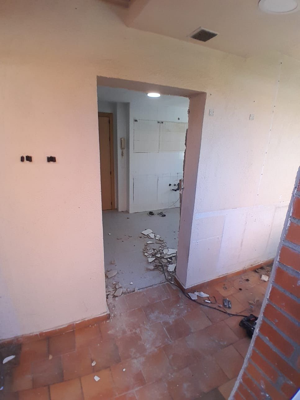 Apertura de un hueco en un muro durante una reforma