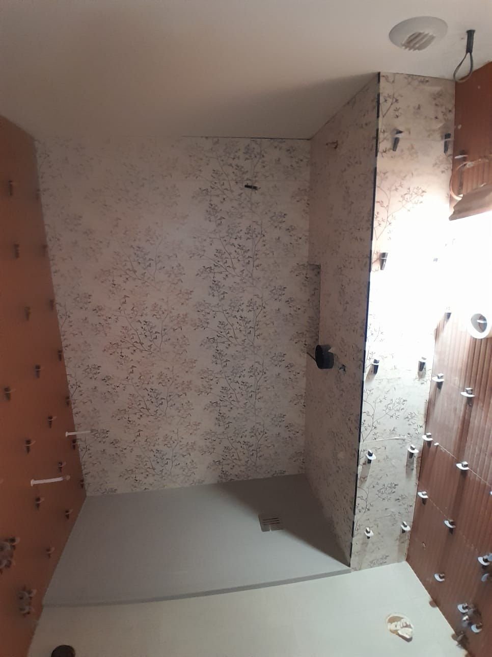 Alicatado del baño en curso
