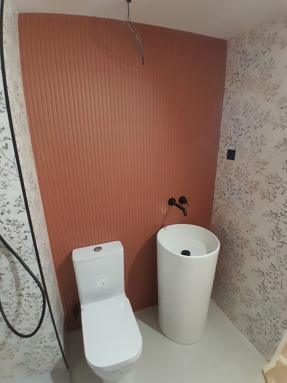 Baño terminado con lavabo exento e inodoro