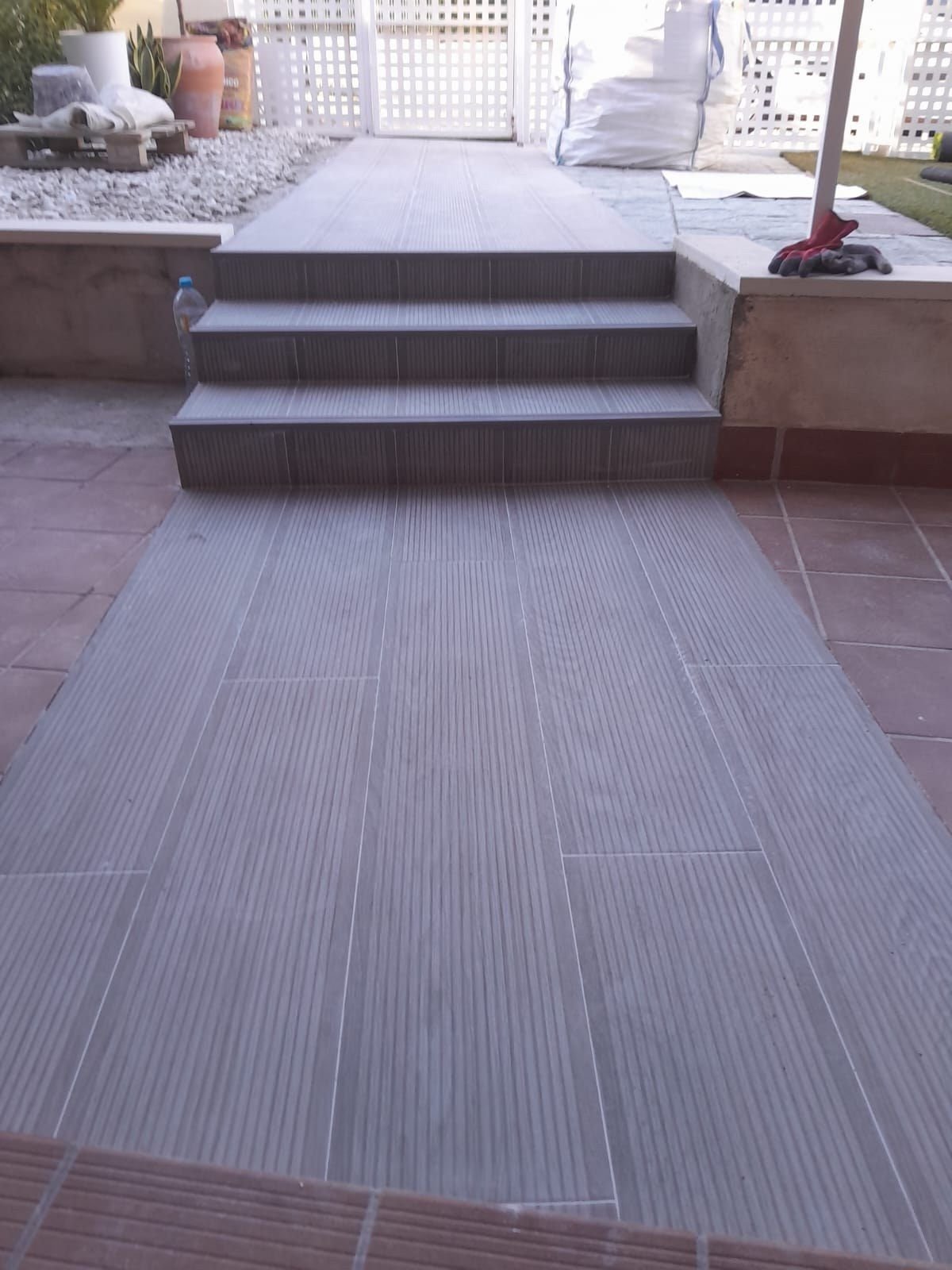 Escalones exteriores de porcelánico gris