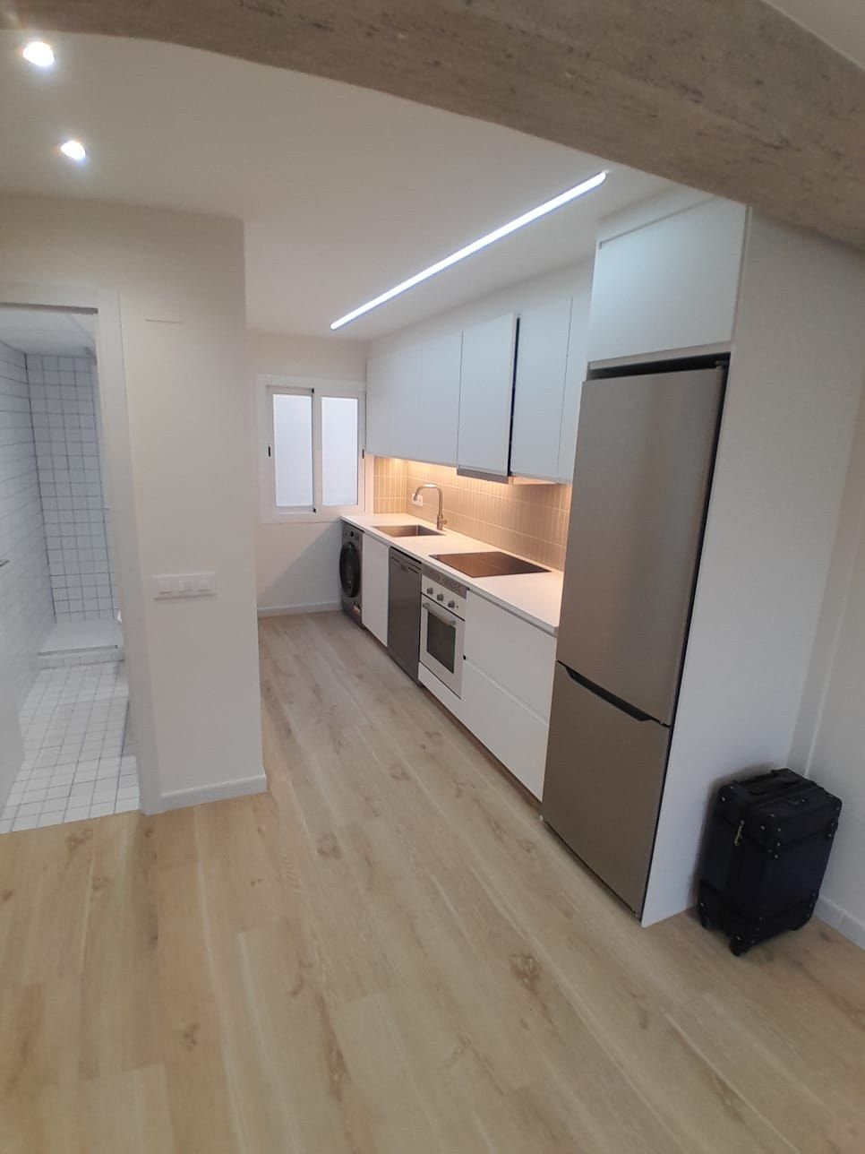Cocina blanca con tira de luz LED