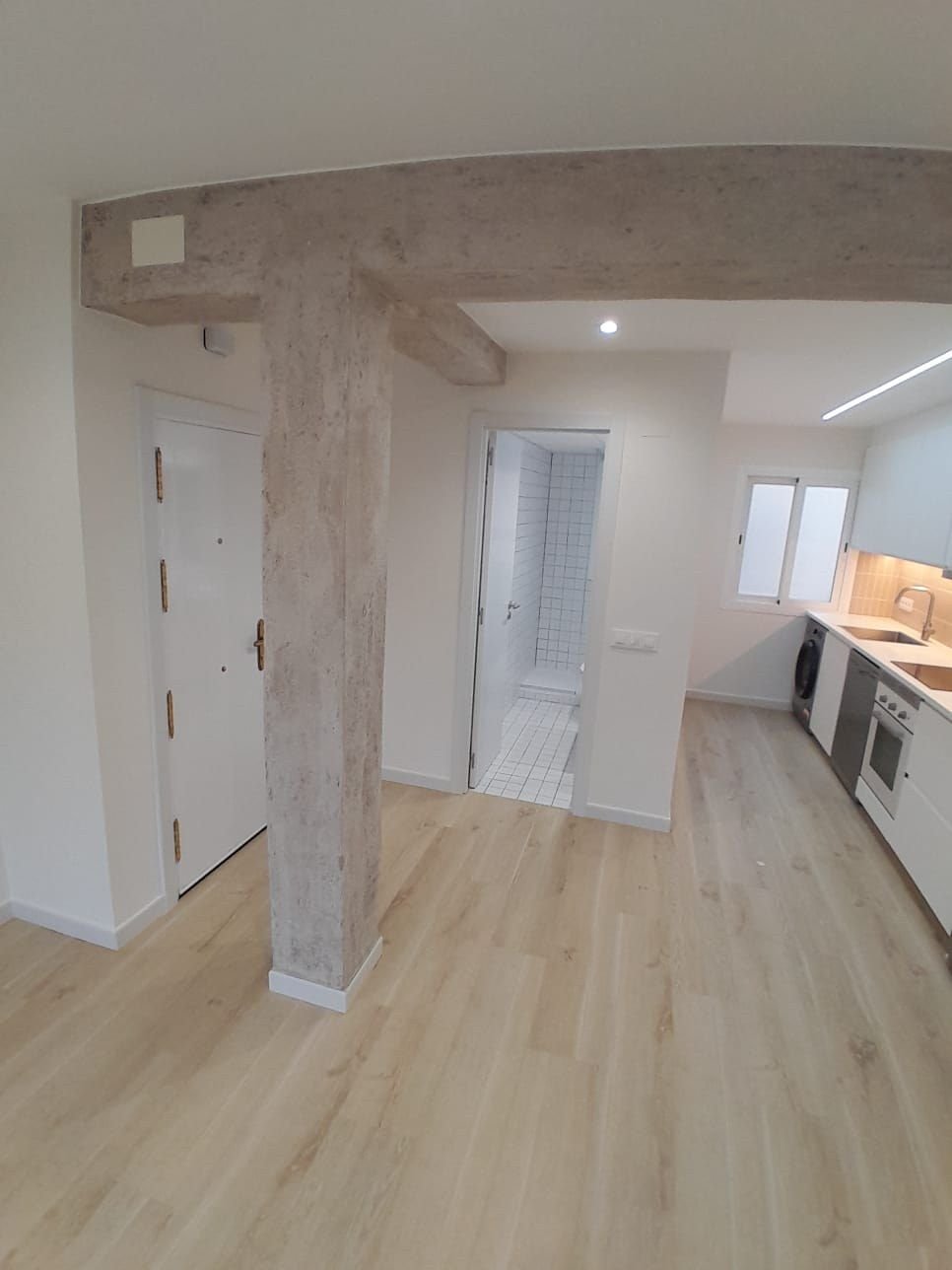 Entrada del piso con viga de madera
