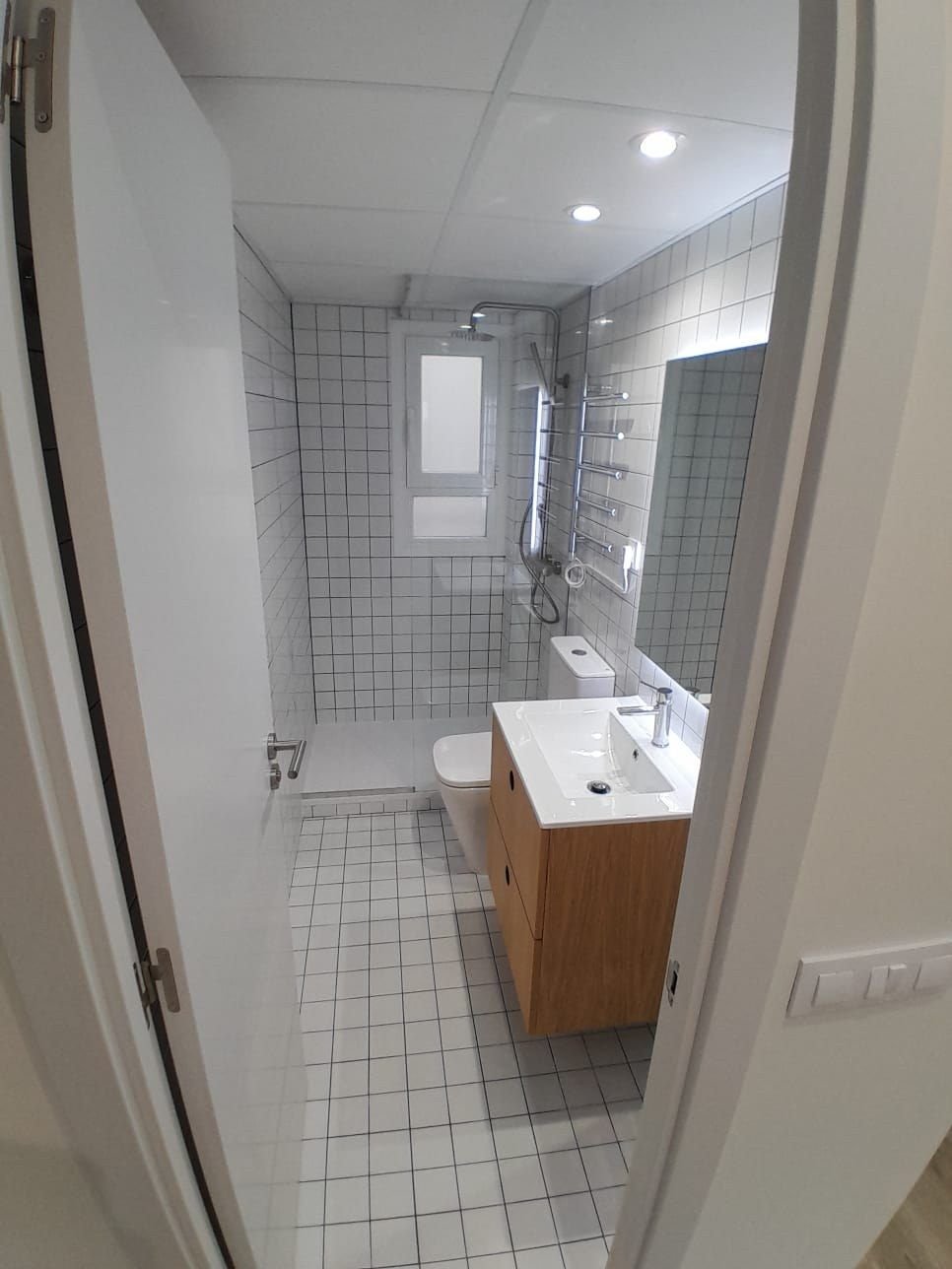 Baño reformado visto desde la puerta
