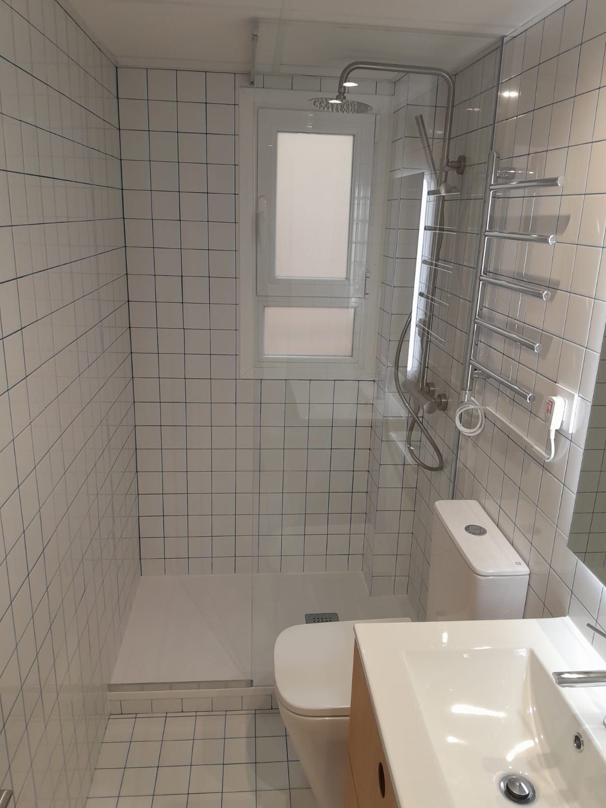 Ducha y toallero del baño reformado