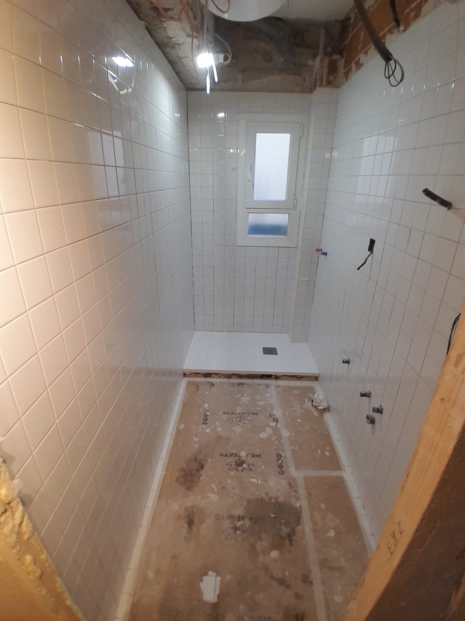 Baño en obra con el techo abierto