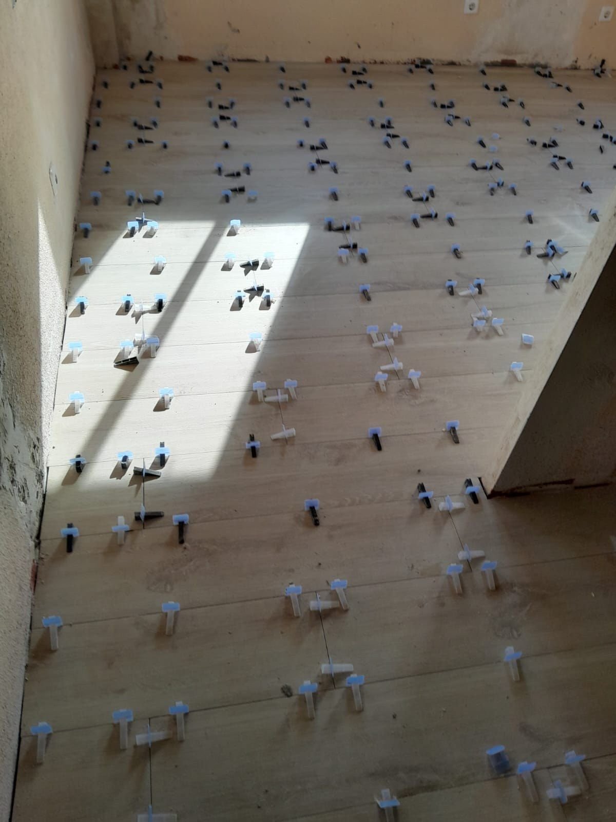 Solado de porcelánico imitación madera con niveladores