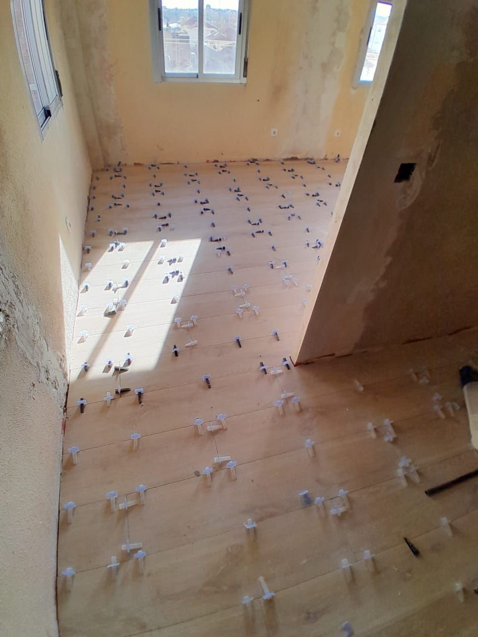Colocación de porcelánico imitación madera