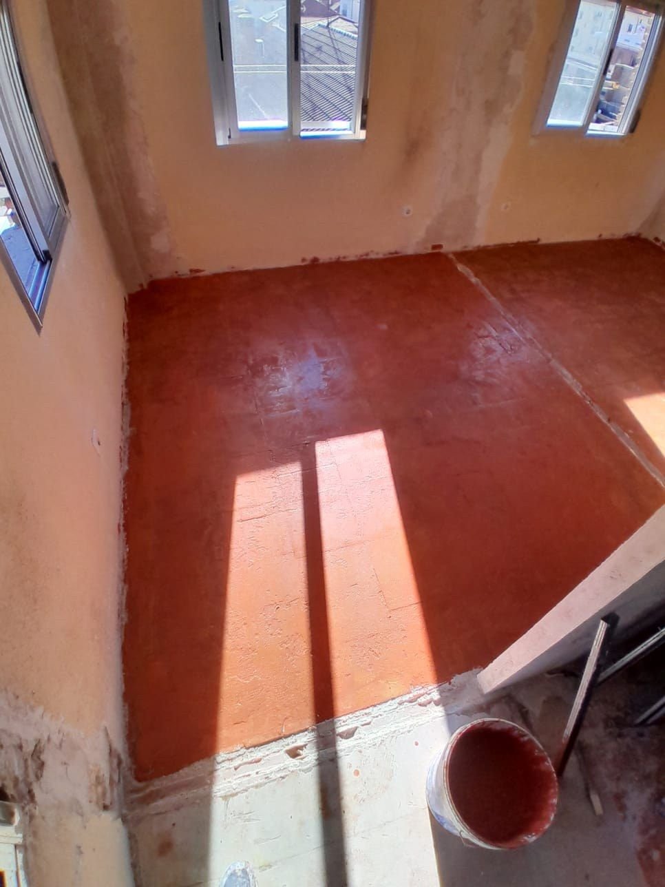 Suelo antiguo de baldosa roja, antes de la obra